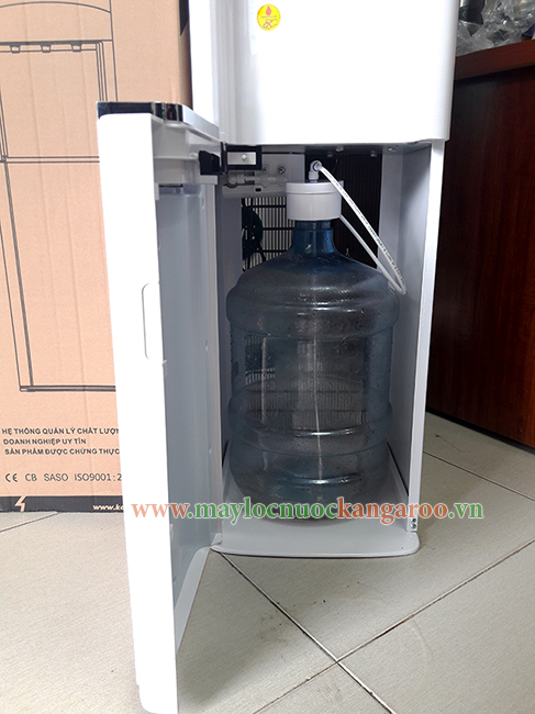 Bình nước đặt phía dưới thuận tiện